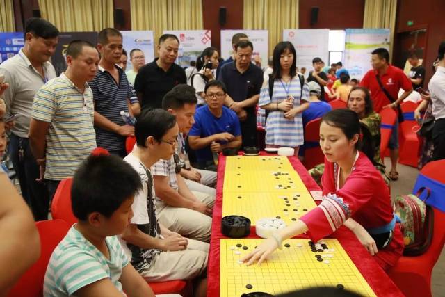 著名围棋解说陈盈初段身着壮族服饰与棋迷对弈