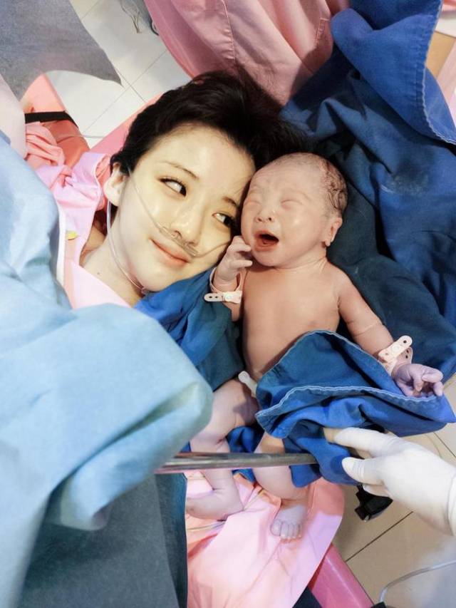 2015年阿沁與花花誕下大女兒