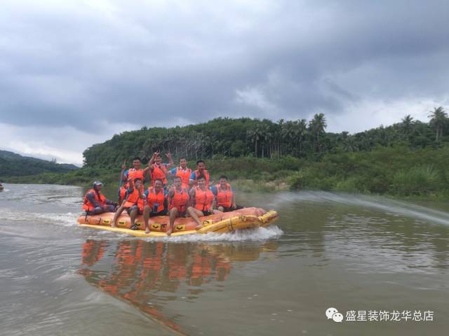 瓊海萬泉河峽谷漂流.漂流全長15公里.兩岸林水相迭,喬木參天.