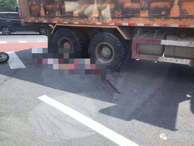 横店今早发生车祸,一男子遭货车碾压当场死亡