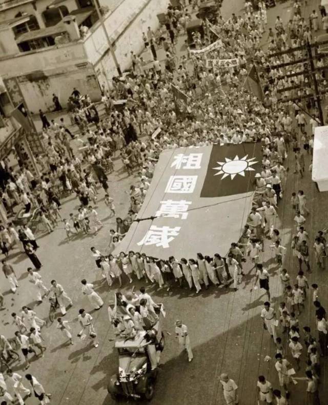新加坡华人上街游行,打出巨幅祖国万岁的标语