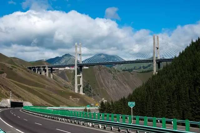 新疆伊犁果子溝:一座大橋,一段風景,天下無雙