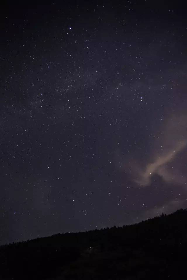 远眺 华灯初上,远眺城市的夜景,仿若星辰耀映着人间烟火,遮住黑暗