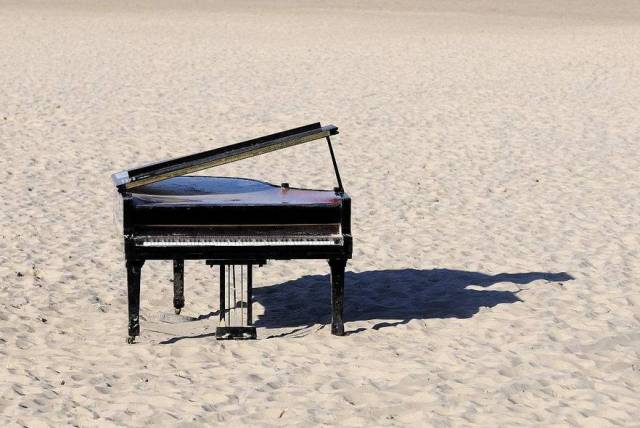 消暑钢琴曲《沙滩上的钢琴》,让海风吹动我的长发
