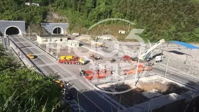 直击二广高速蓝田隧道事故处置:20吨天然气罐车竟用这种办法安全拖走