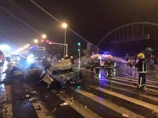 痛心!漢口今日凌晨突發慘烈車禍:兩人不幸身亡,六車受損