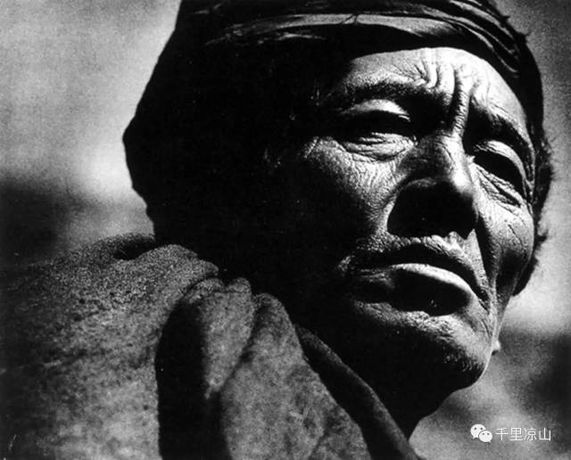从法国人拍摄的老照片看彝族男子头饰