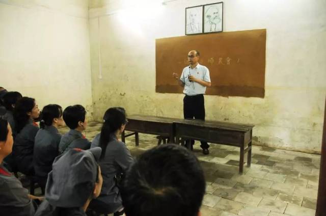 在箭厂河革命旧址群列宁小学旧址听课