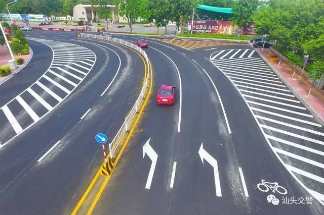 華僑公園旁道路的導流線