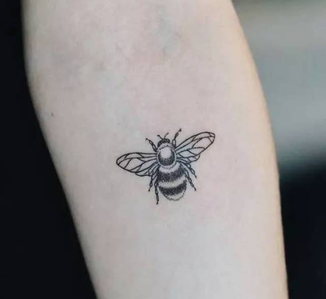 勤劳智慧的蜜蜂纹身