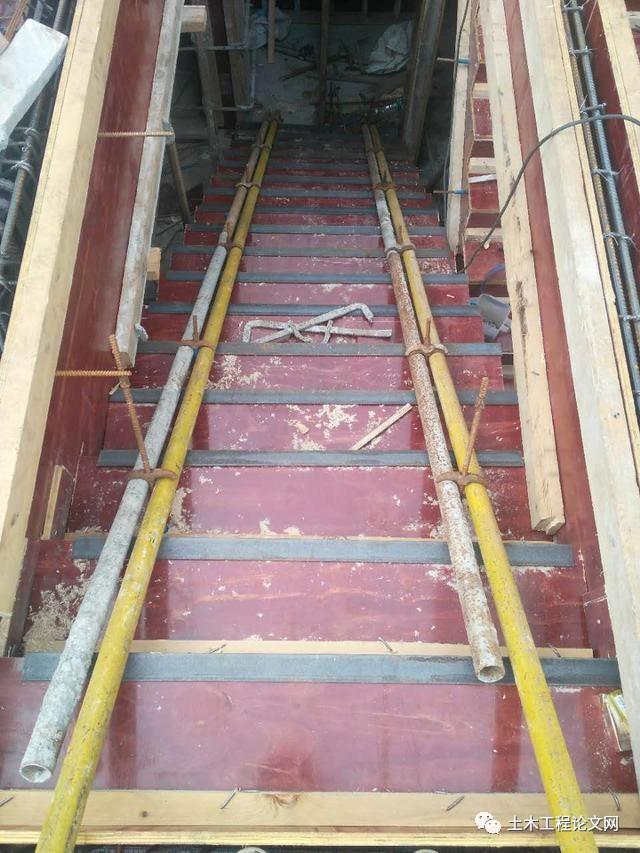 建筑楼梯模板新工艺:封闭式楼梯模板(含现场实图)