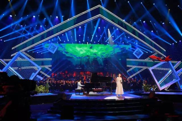 长江钢琴再登央视舞台丨钢琴天才盲童刘浩催泪演绎《大鱼》主题曲