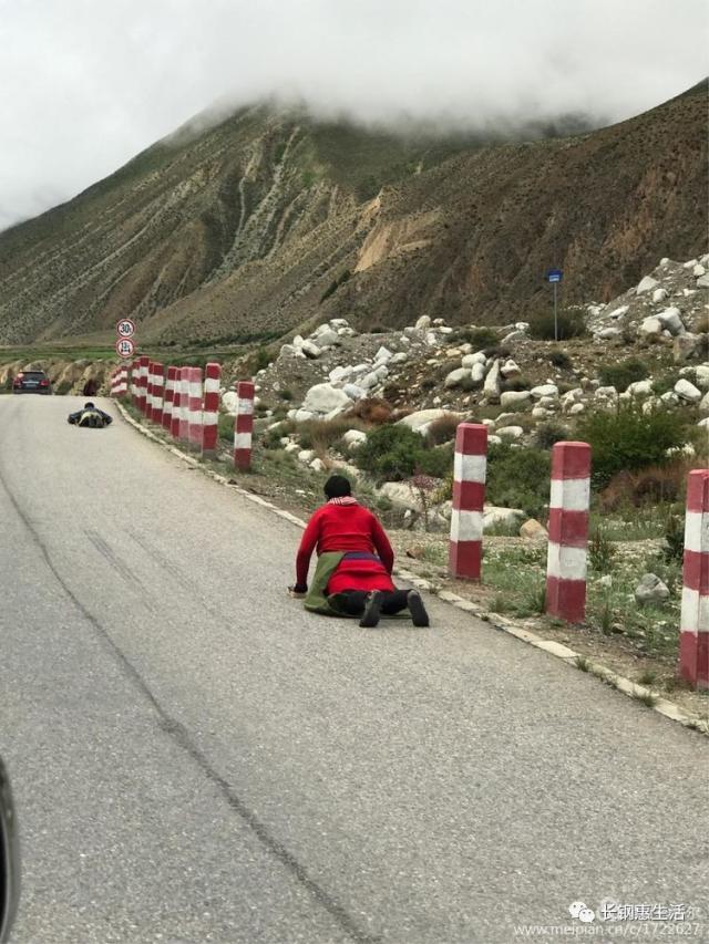 磕头朝圣的人在其五体投地的时候,是为"身"敬;同时口中不断念咒,是为"