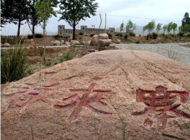 圖為擺放在驪靬村驪靬遺址前羅馬人的面具.