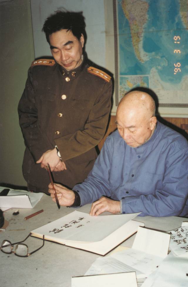 1996年,吴东峰采访萧克上将