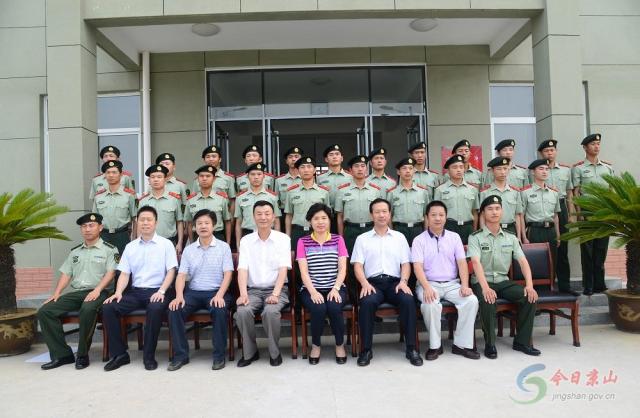 县领导周志红,张少红,曹伟,郭志祥,姚明海看望慰问武警官兵,并与他们