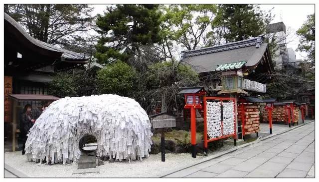 祭拜着崇德上皇的安井金比罗宫,是著名的可以断孽缘的神社.