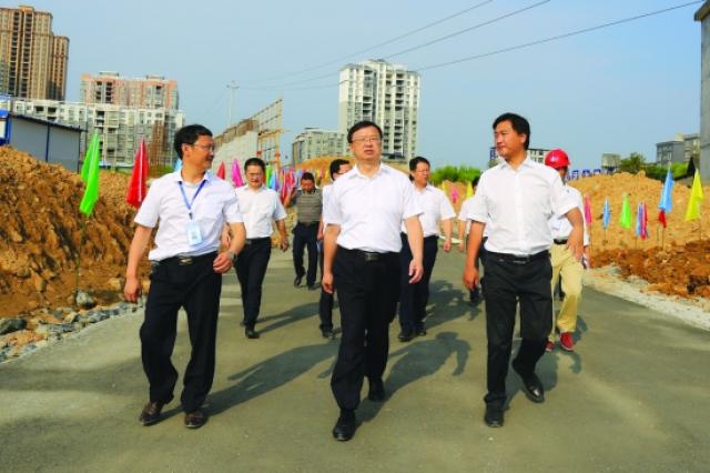 州委常委,州委宣傳部部長,龍山縣委書記周雲(前排中)考察體育中心建設