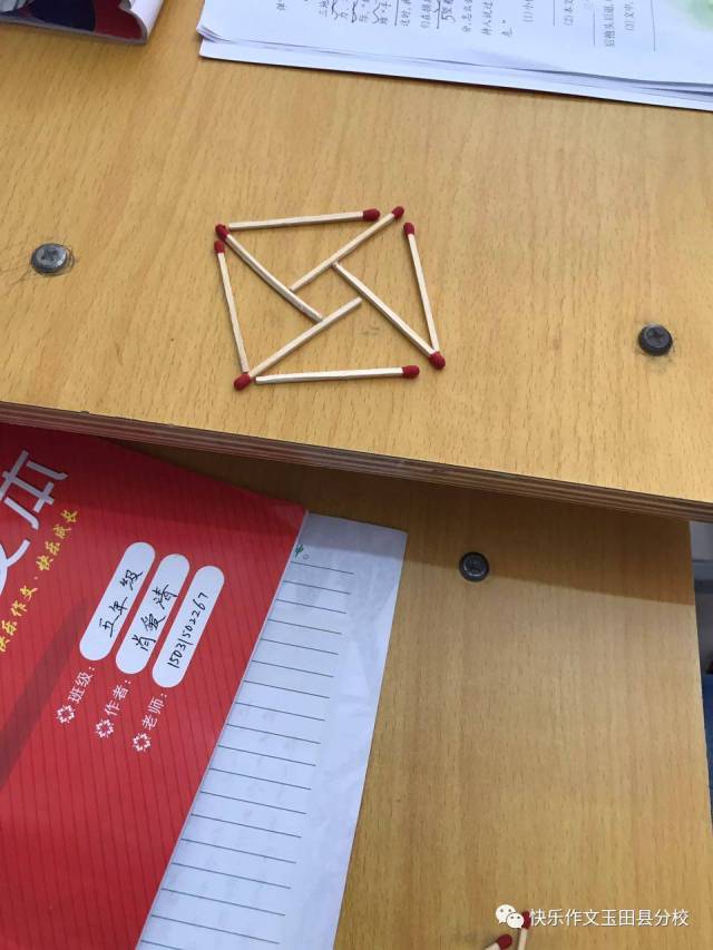 陈老师说:现在请用8根火柴摆成两个正方形和四个三角形