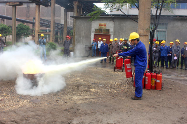 参演员工每人亲自体验一下灭火器