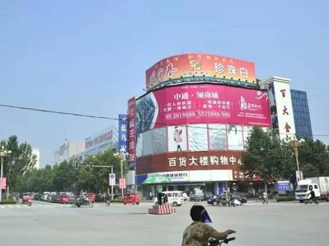 冠县百货大楼,是冠县城中心十字街西北角的一座建筑,冠县的地标之一