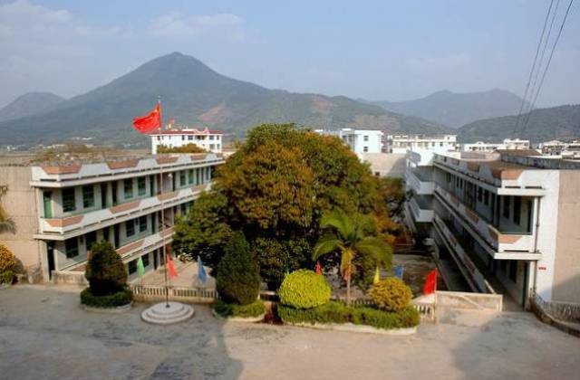 学校肇始于清乾隆年间建于黄冈河南瑞光台的瑞光书院;1924年,正式
