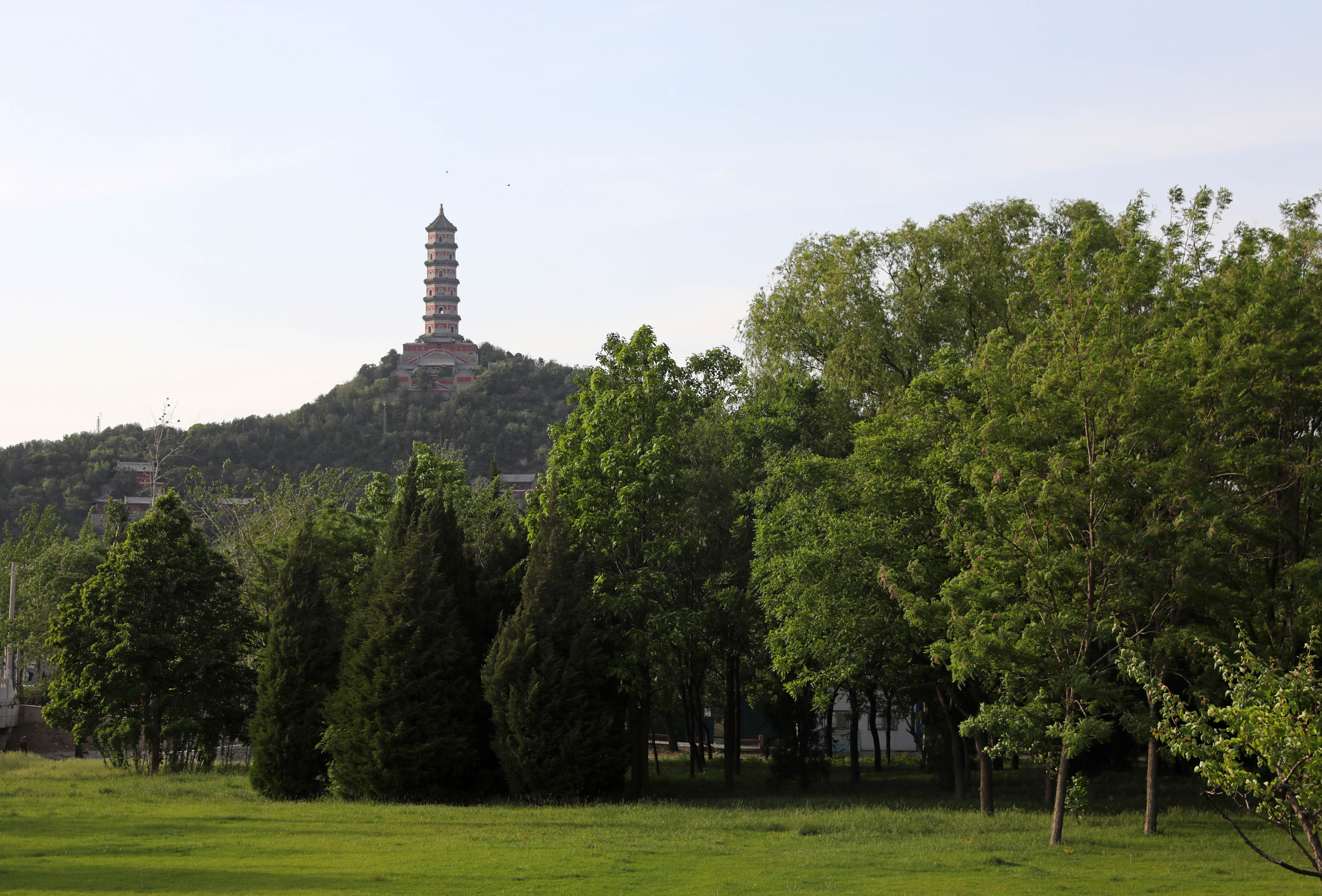 玉泉山上的玉峰塔为北坞公园增添了一抹最亮丽的色彩