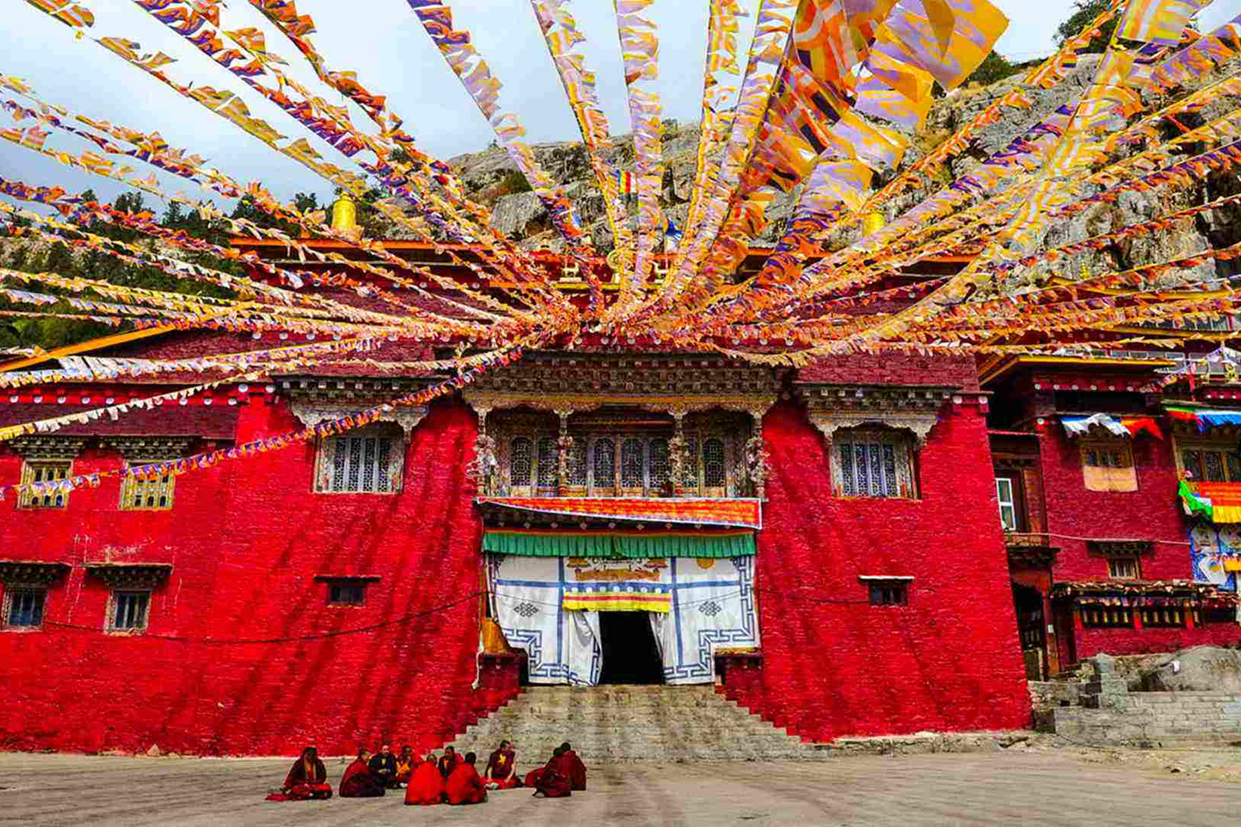 稻城亚丁地区寺庙众多,如贡嘎郎吉岭寺,蚌普寺,雄登寺等都有几百年的