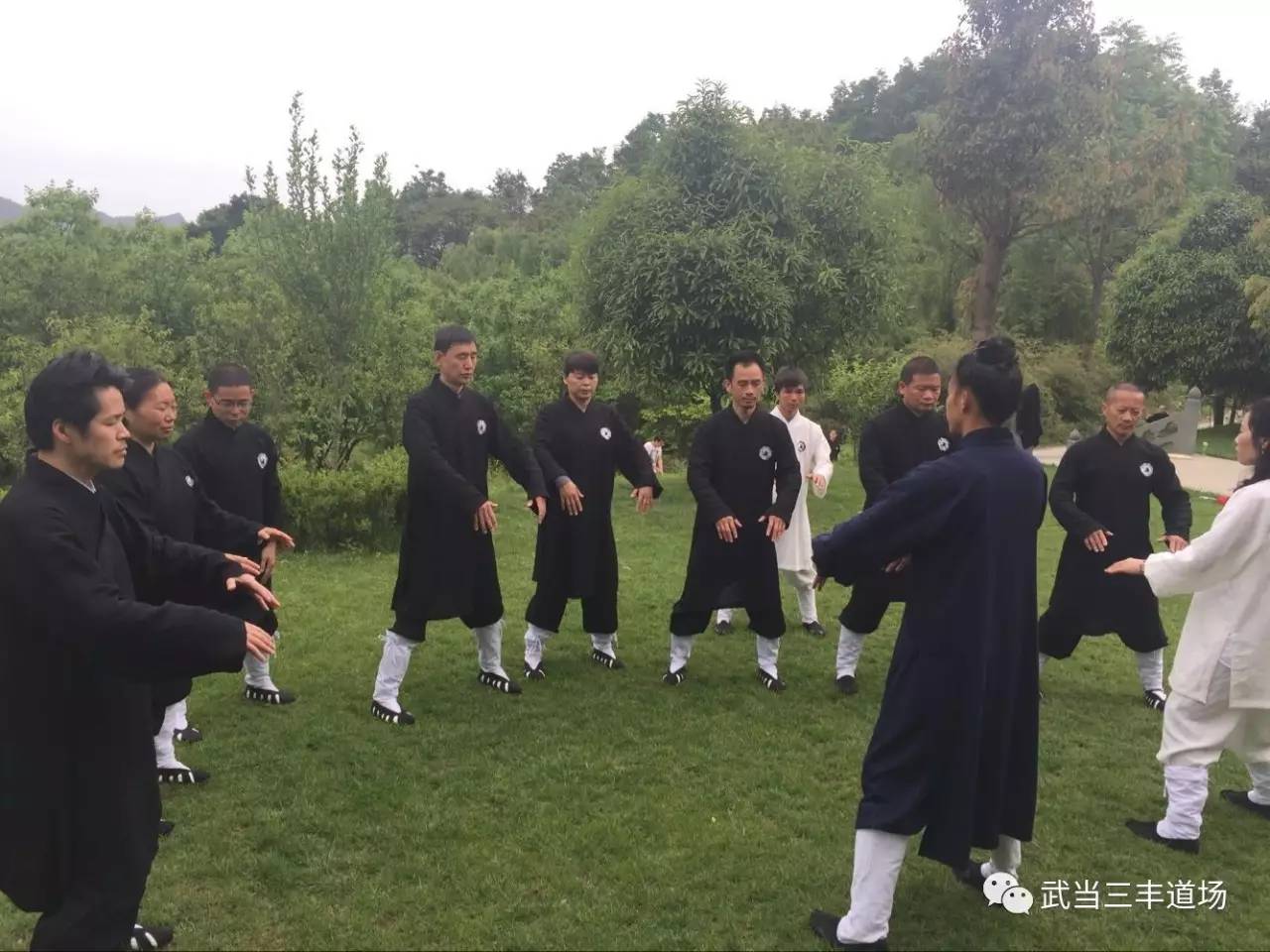 钟云龙道长为太极养生班学员指导武当太极拳二十八势动作要领