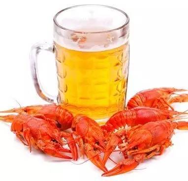 网络配图吃小龙虾最配的是啤酒,但小龙虾中含有大量的嘌呤,如果再搭配