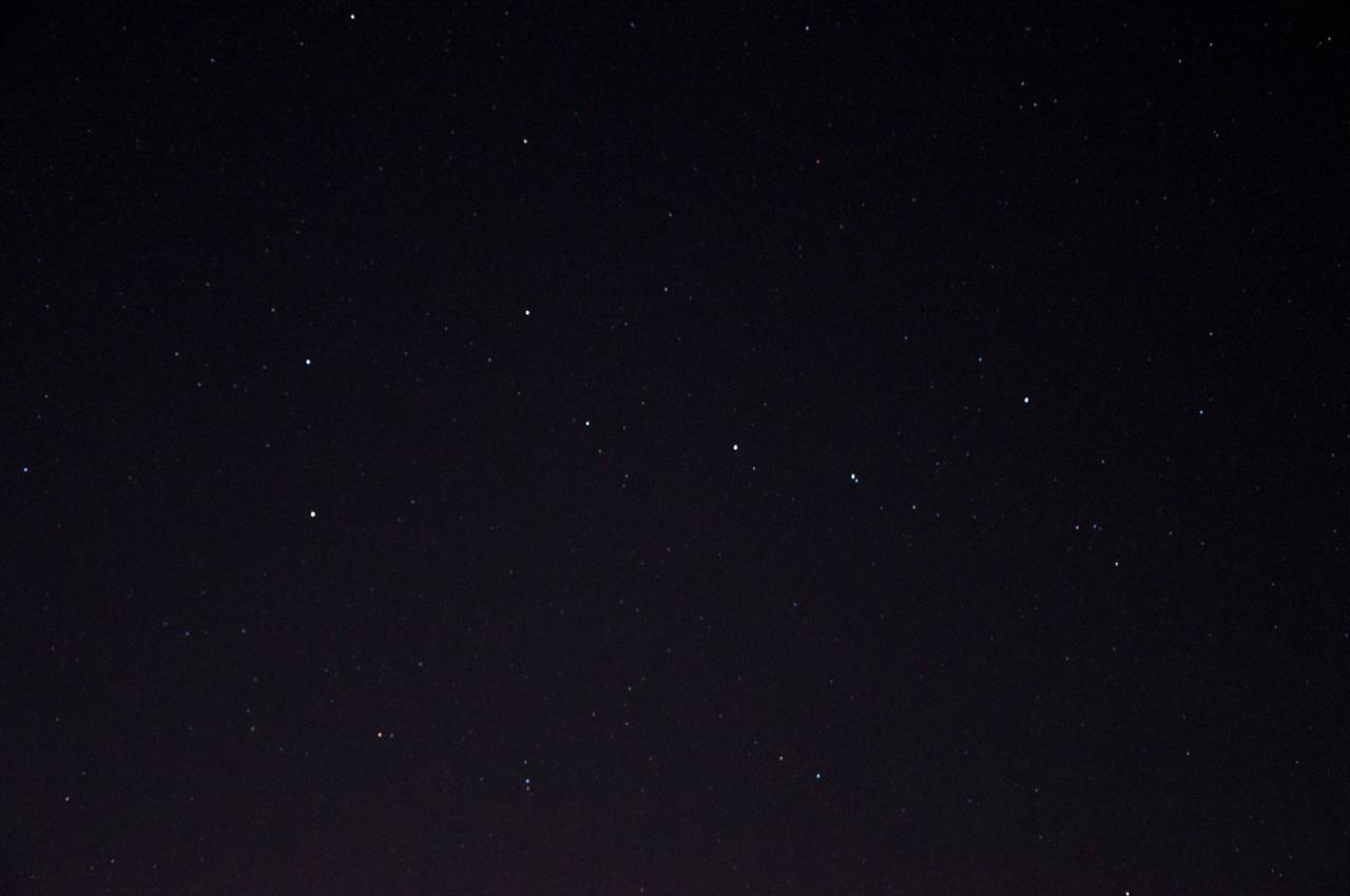 風車與星空城市裡樓房太高,天空能見度很低,抬頭幾乎看不到星星