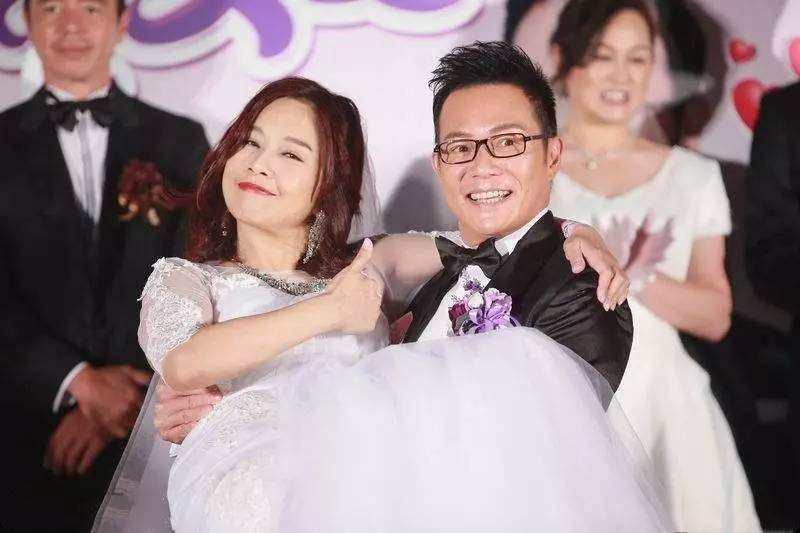 陈松伶婚纱照_张铎陈松伶婚纱照(2)