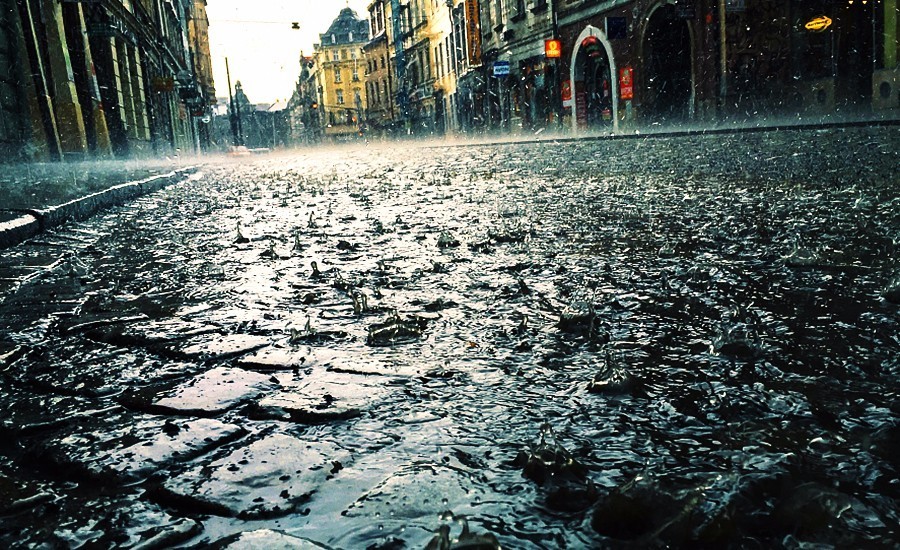 就算大雨让这座城市倾倒,我们一样在雨中赛跑