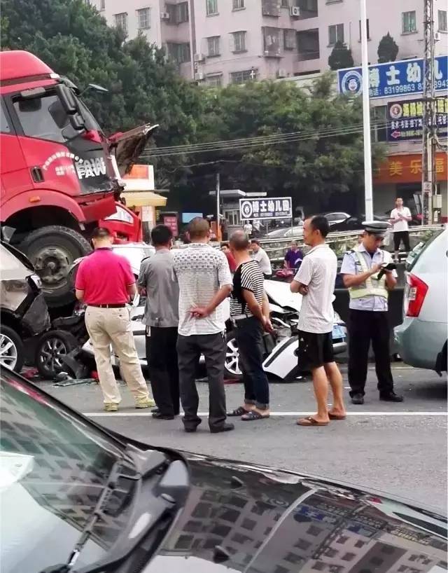 東莞今早慘烈車禍!莞樟路8車連環撞,大眾被撞成渣