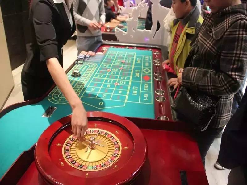 轮盘不停,心跳不止俄罗斯转盘又名黑杰克(blackjack),起源于法国