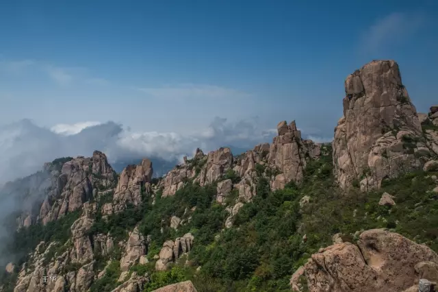 雲海是自然景觀,當雲頂高度低於山頂高度時,人們在高山之巔俯首雲層