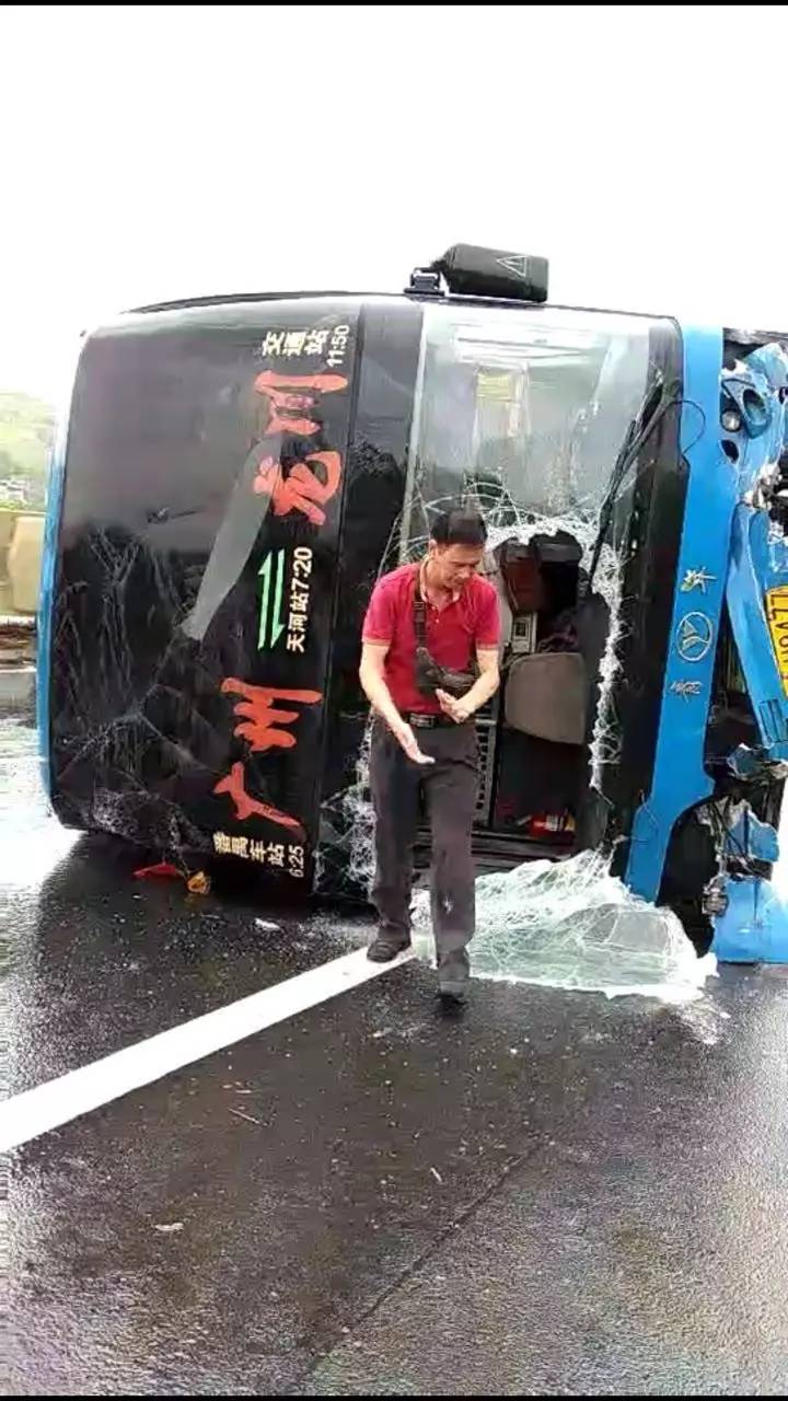 今天10点30分左右梅河高速发生龙川大巴车祸,伤亡不祥!