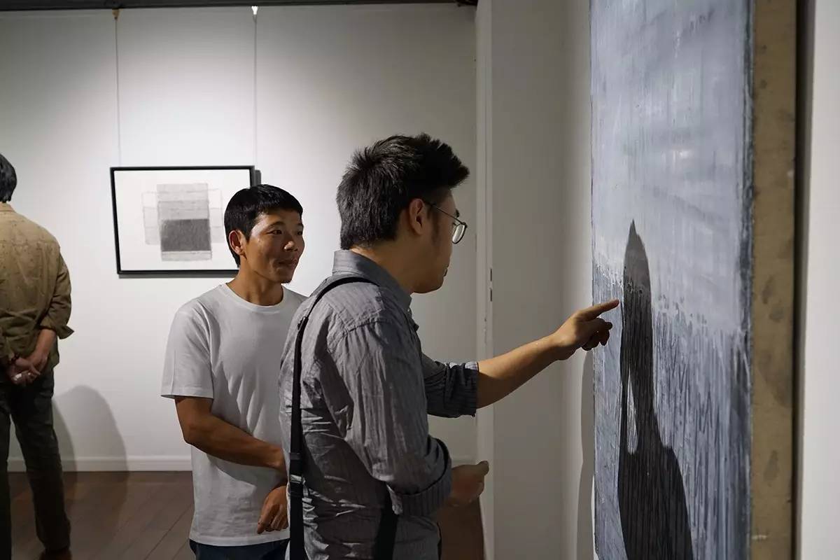 艺术家叶文为到场嘉宾做作品导赏绘客厅沙龙现场游江先生发言曹涌先生