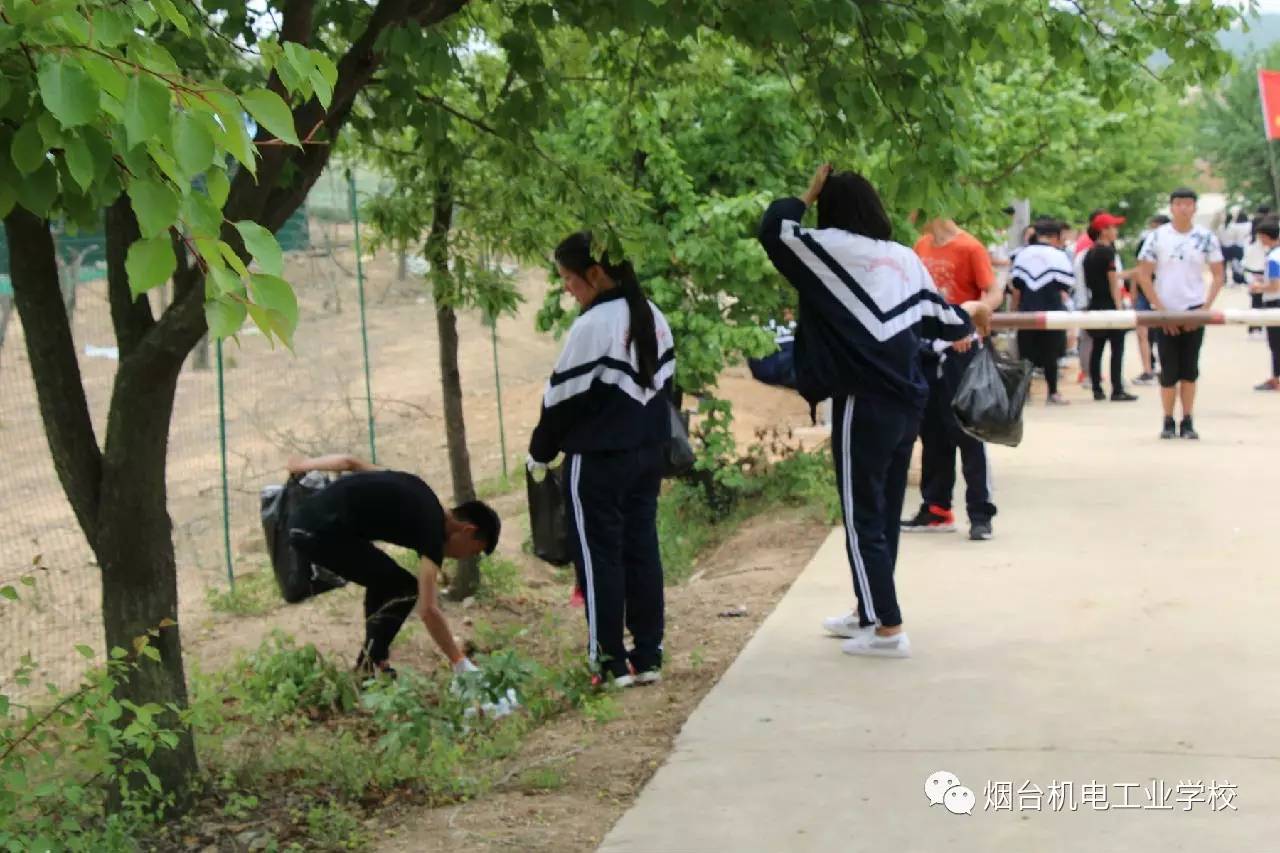 踏上归程16:30,所有师生全部安全返校,远足活动圆满结束.