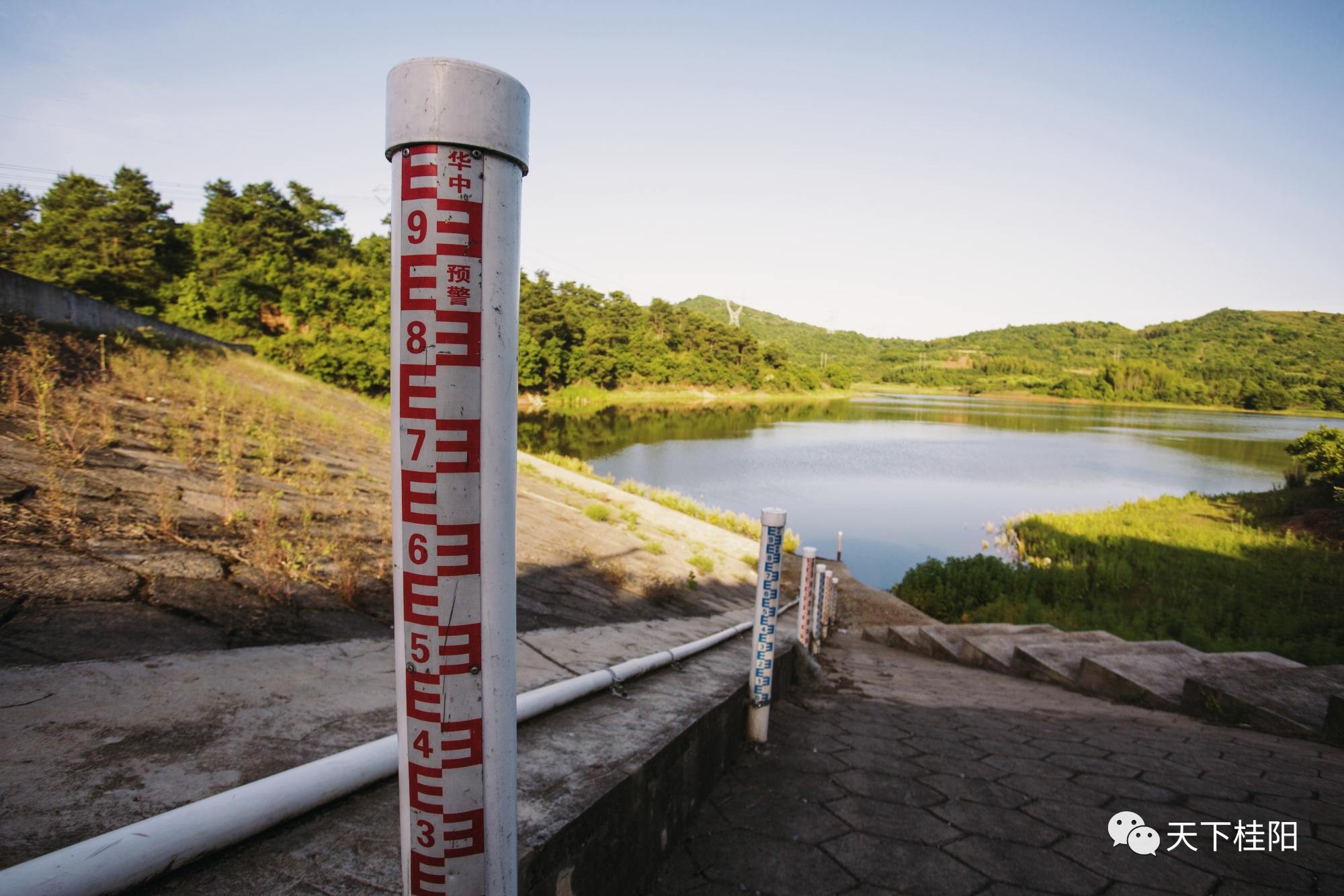 水位标尺不仅起到标示水位高度的作用,更重要的作用在于预警,当水位