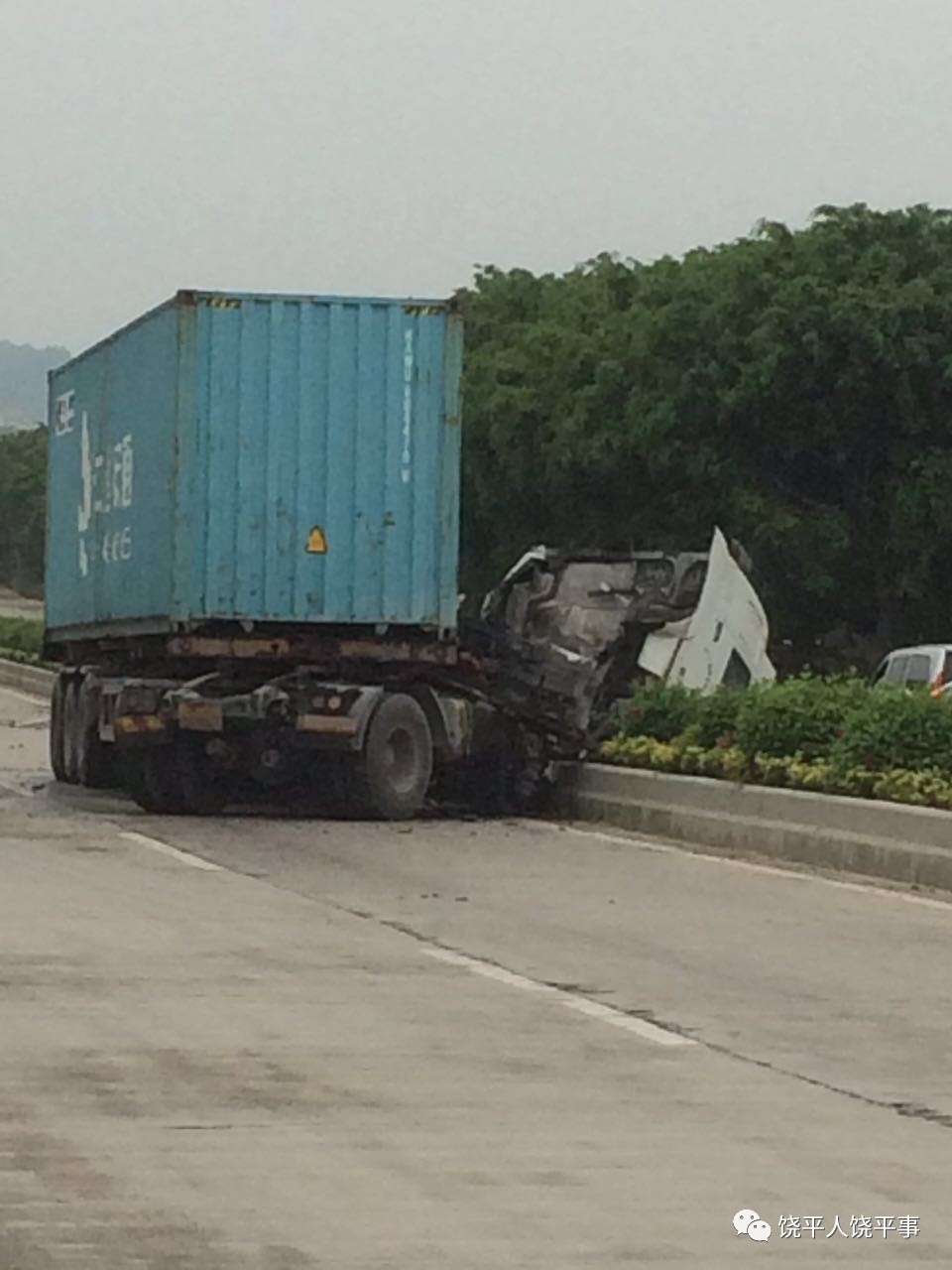 【車禍】鐵汫線發生兩宗交通事故,拖頭車直衝上花圃