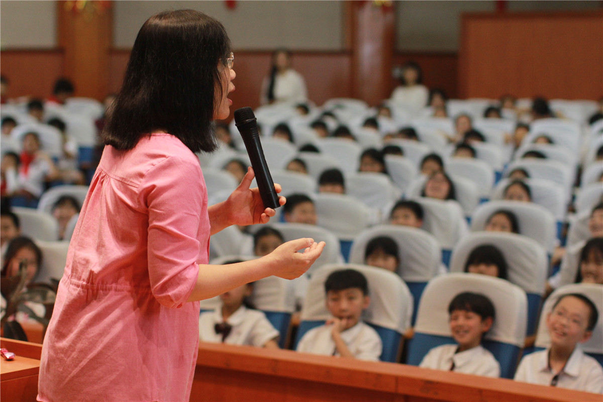 5月12日下午,台州市書生小學邀請知名童話作家管家琪進校園講座,與