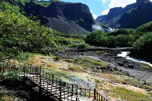 安圖縣,長白山自然保護區重點開發和扶持的旅遊景點單位,這裡彙集大量