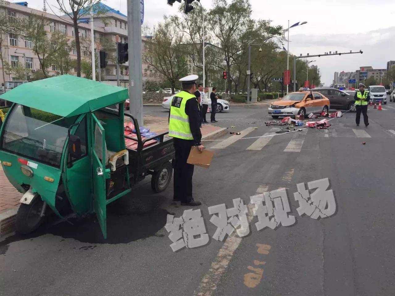 一輛出租車與一輛送酒的電動三輪車發生碰撞,出租車左前部嚴重受損