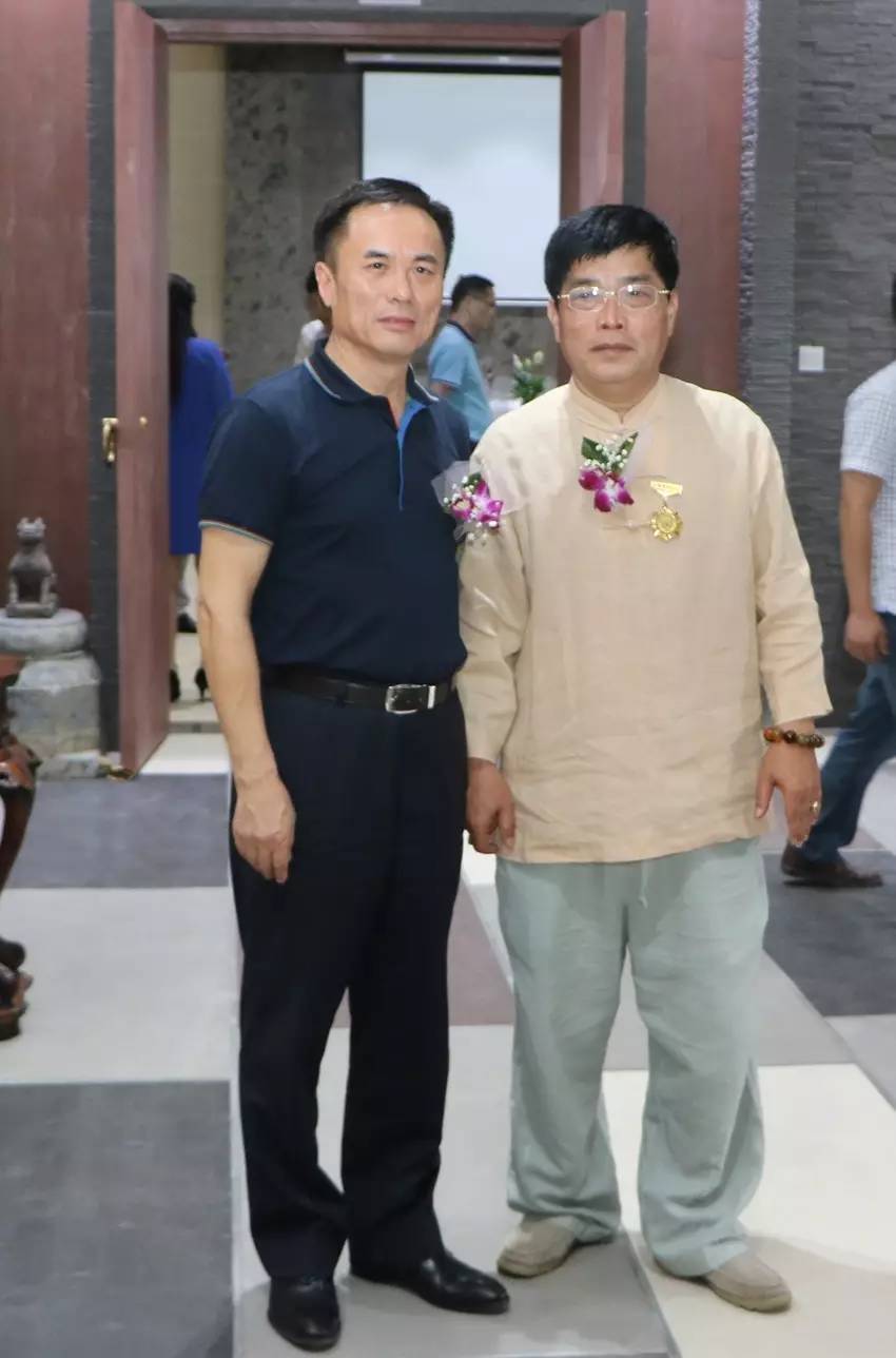 吴土新(左),市华达发展有限公司董事长,广东福美集团茂名运营中心董事
