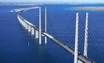 厄勒海峡大桥跨度16公里,从比隆驱车过去就可以直达瑞典的马尔默,其中