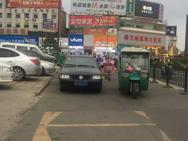 涟水大润发门前的"黑车"