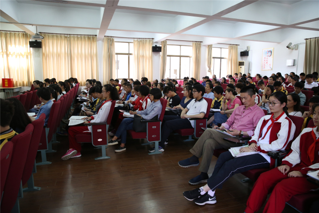 育秀实验学校召开九年级志愿填报辅导会