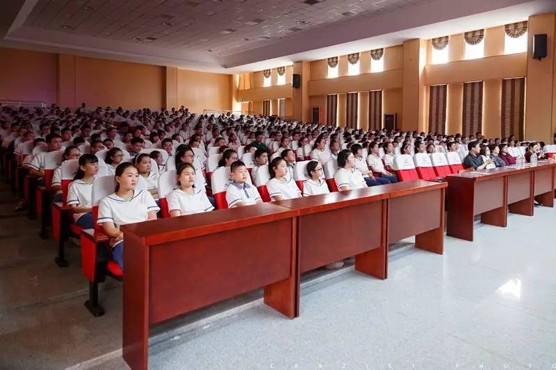 音樂會開始前,大港一中的報告廳座無虛席,全體師生都非常期待這一場