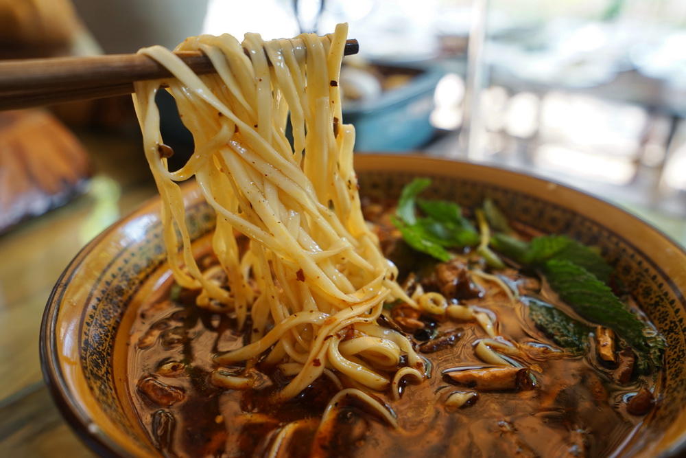 他們做的牛肉麵肉塊大,湯料鮮,佐料全,非常實惠又好吃.